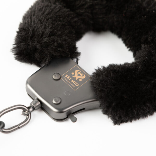 SEI MIO - Cuff Love - Furry Metal Handcuffs - Image 4